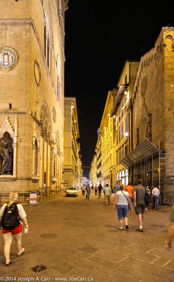 Side street off the Plazza della Signoria at night