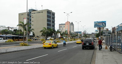 Traffic & buildingings along the Malecon roadway