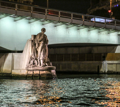 Zouave statue below the Pont de l'Alma lit at night